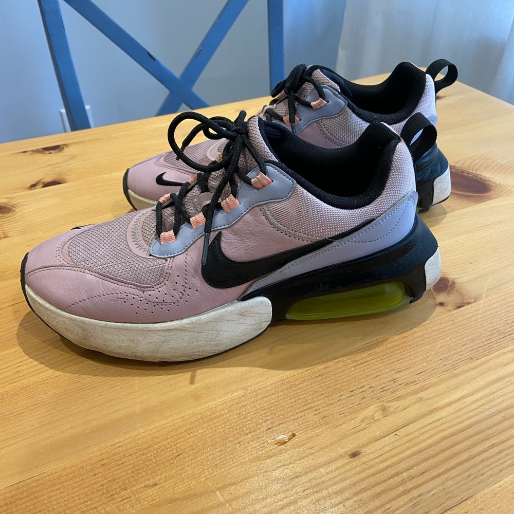 Women’s Air Max Verona Sneakers (Size 9.5)